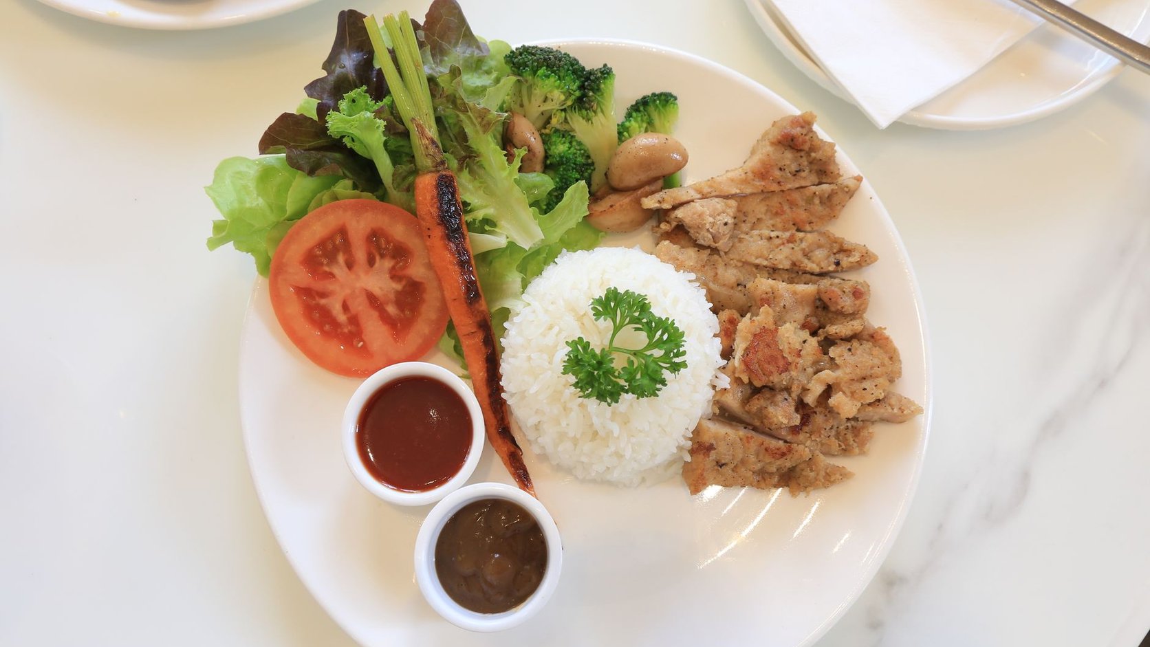 Prato equilibrado com arroz, frango, salada e legumes que sustentam a energia ao longo do dia