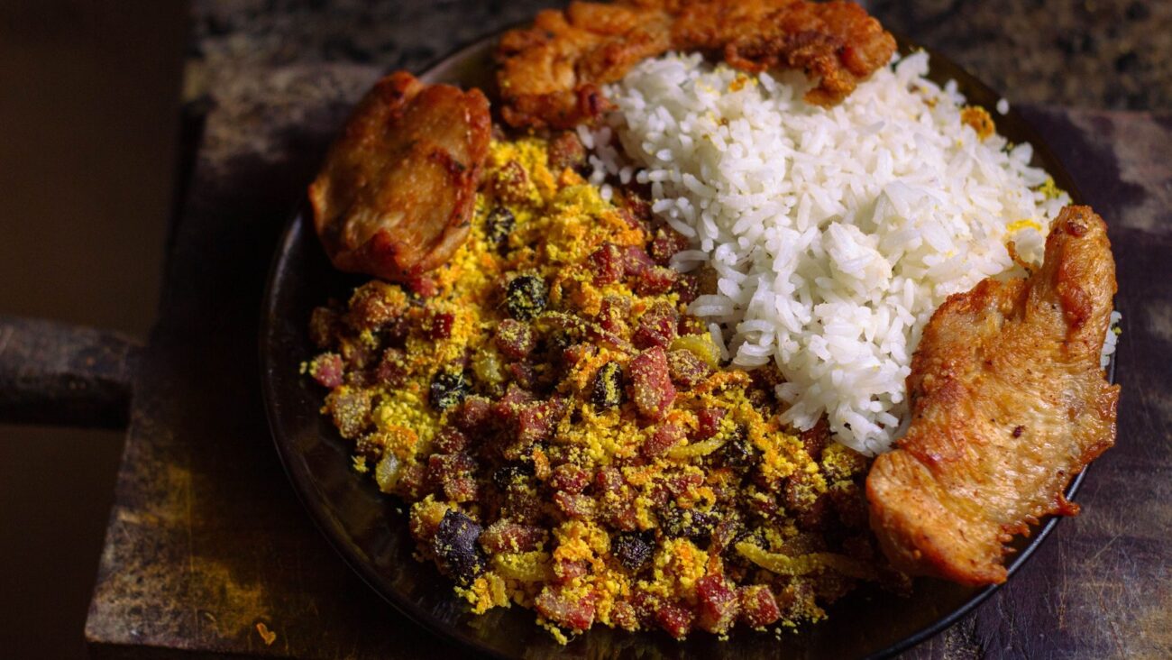 Prato brasileiro autentico com arroz branco feijao e frango representando refeicao comum do dia a dia
