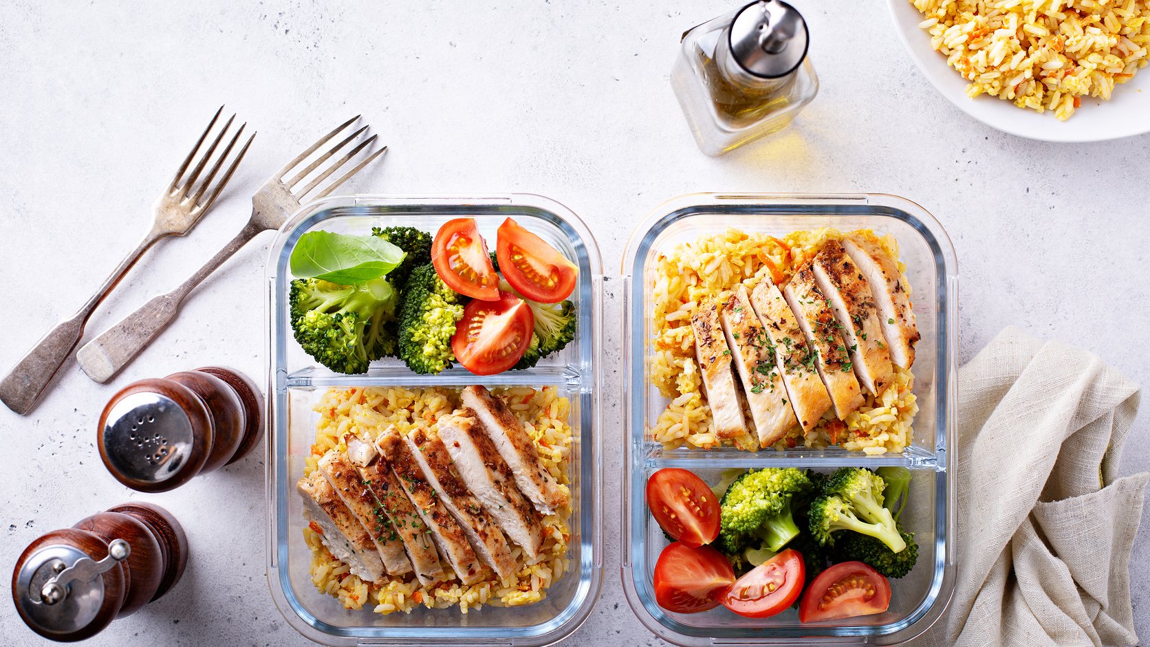 Marmitas com frango, arroz e vegetais organizadas para a semana, planejamento de refeições saudáveis