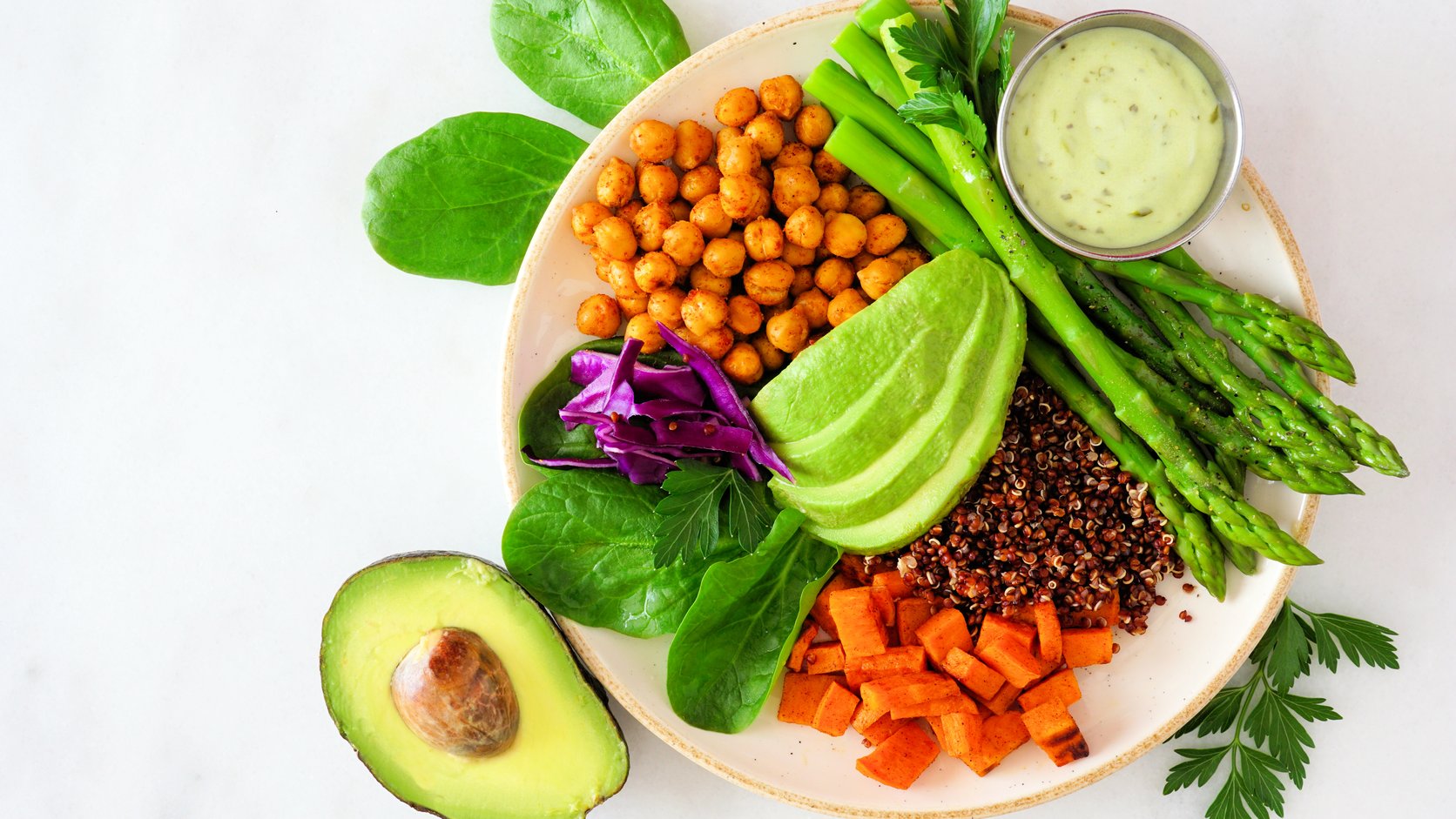 Prato colorido e equilibrado com aspargos, quinoa, batata-doce, grão-de-bico e abacate