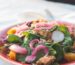 Salada de espinafre saudável com frango grelhado e legumes frescos