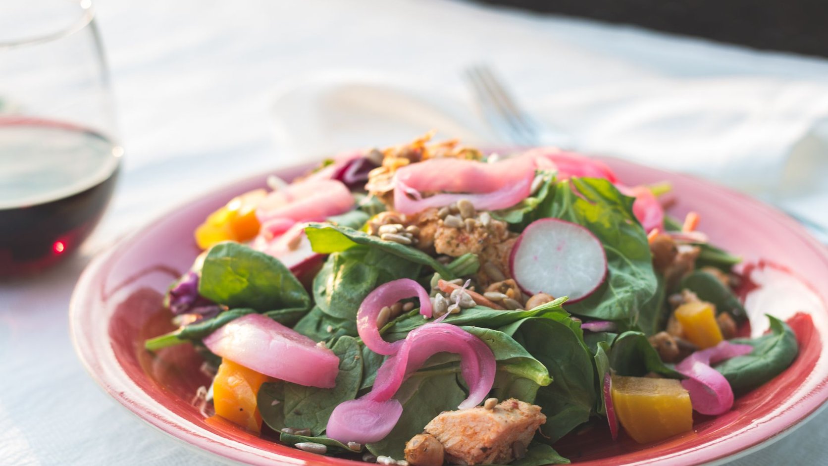 Salada de espinafre saudável com frango grelhado e legumes frescos
