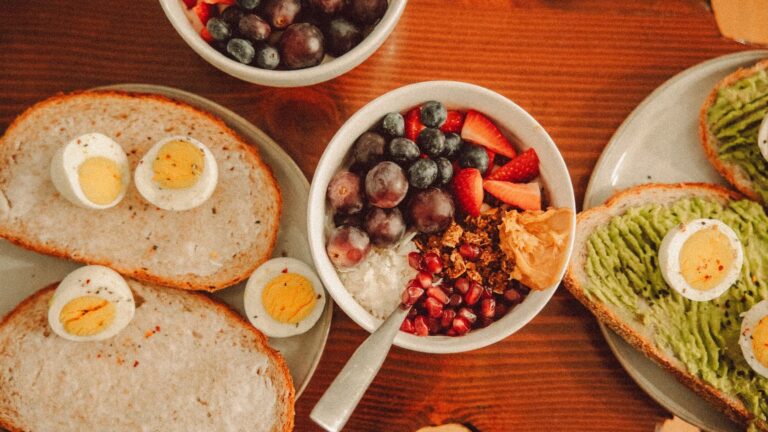 Café da manhã saudável com iogurte de frutas e torradas de abacate e ovos