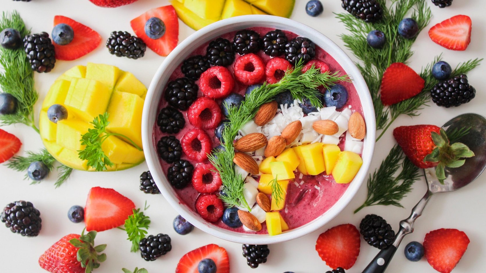 Frutas e legumes frescos variados dispostos em superfície limpa