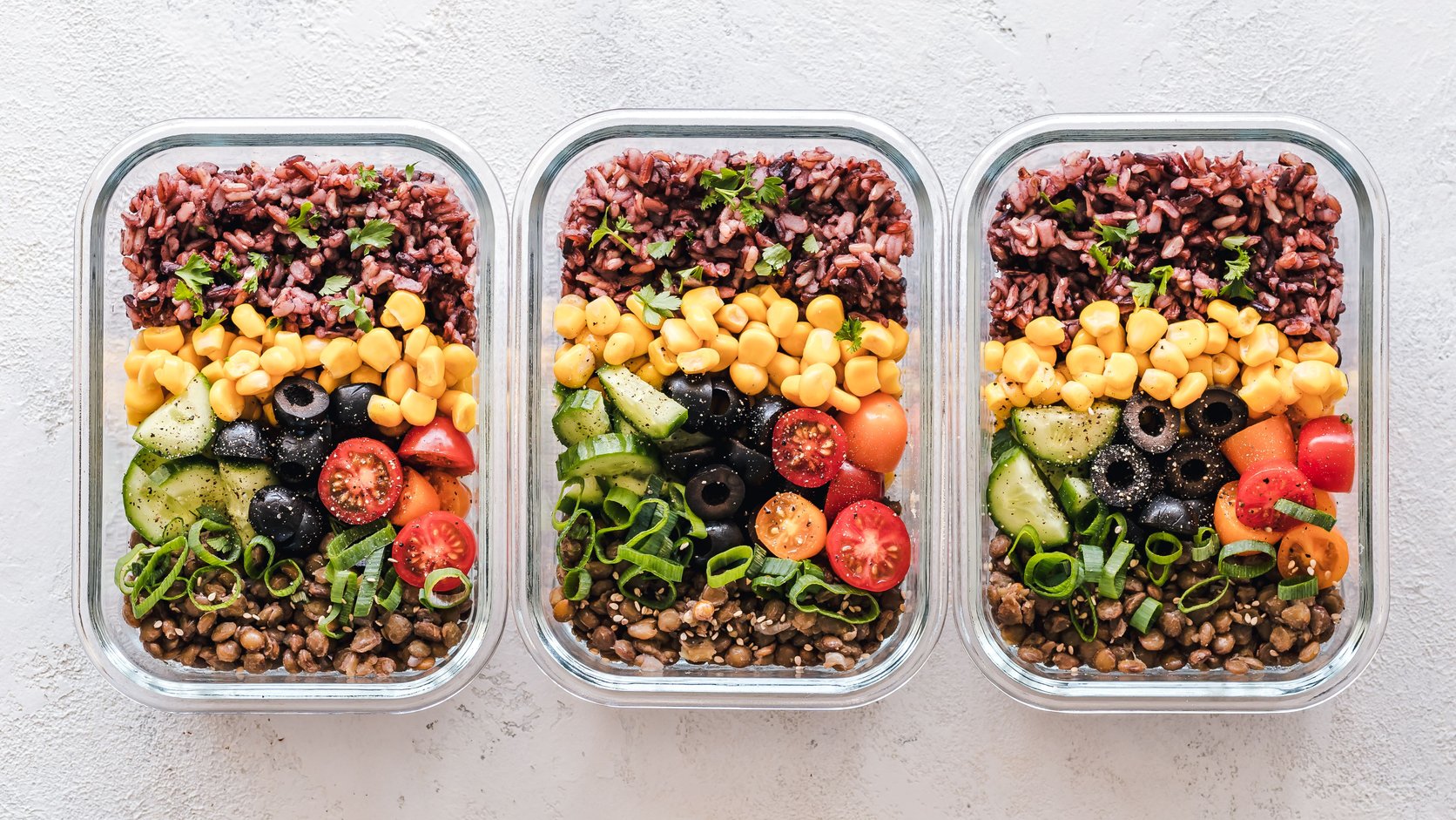 Tigela de salada colorida com vegetais frescos em mesa de madeira