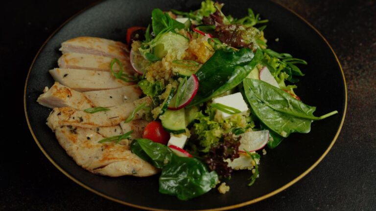 Prato colorido com salada, frango grelhado e quinoa
