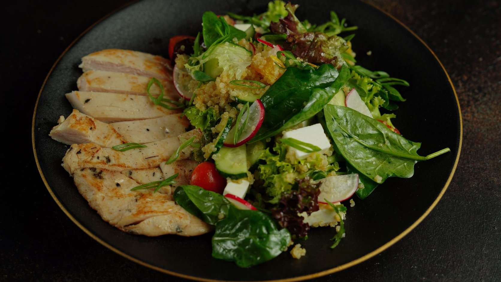 Prato colorido com salada, frango grelhado e quinoa