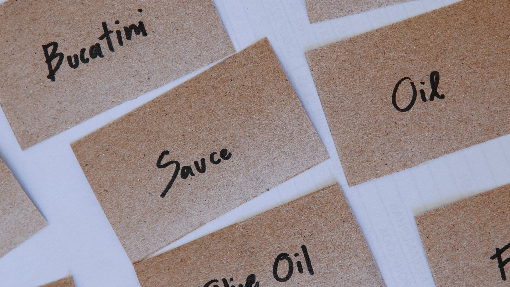 Cartões de ingredientes escritos à mão próximos uns dos outros, conceito de lista de ingredientes