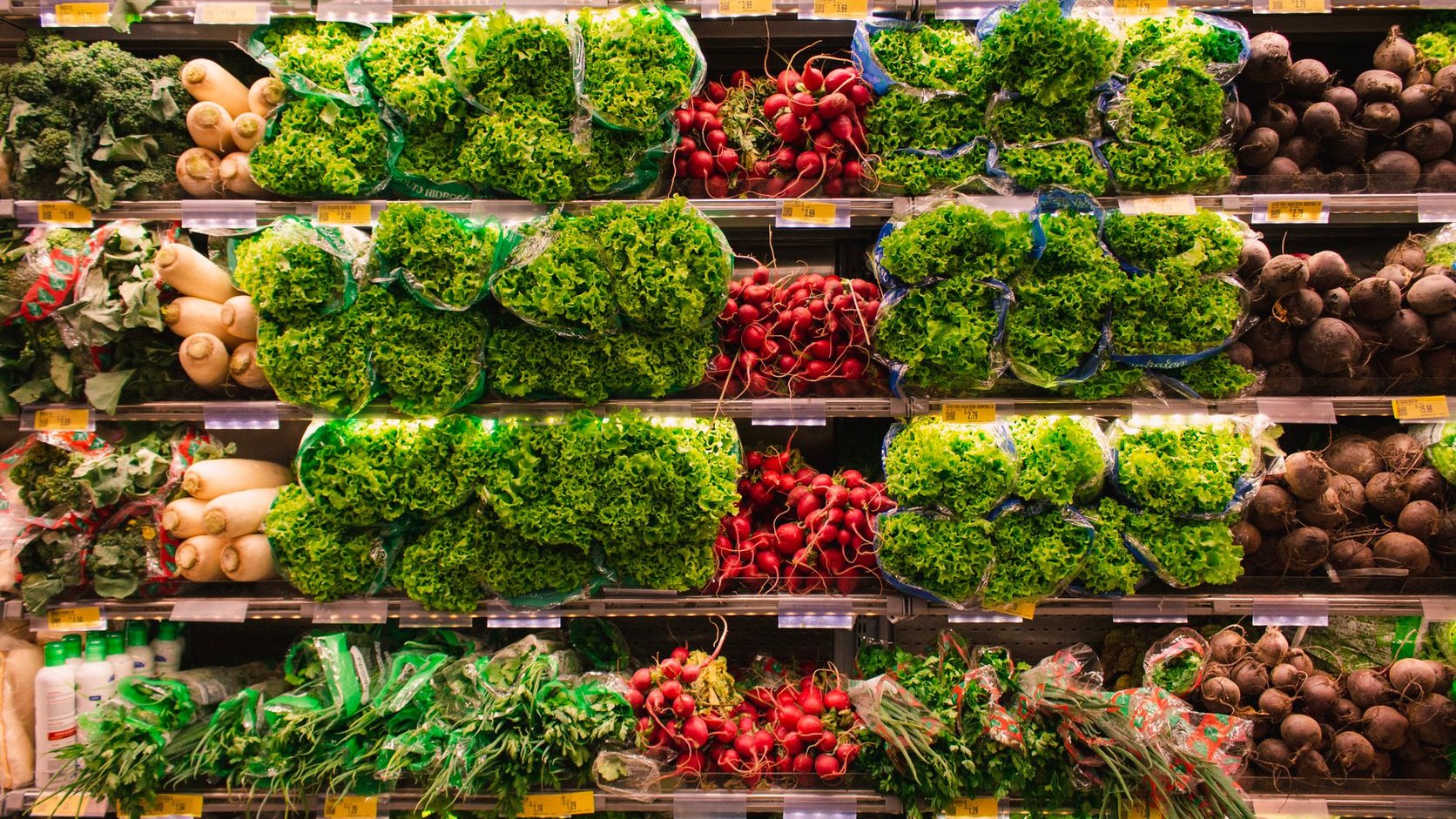 Prateleira colorida de hortifrúti fresco no supermercado