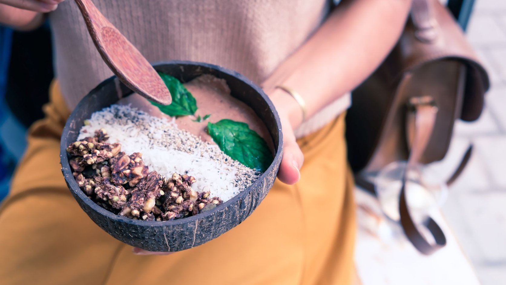 Tigela saudável com sementes, frutas e aveia, proporcionando nutrientes e energia sustentada.