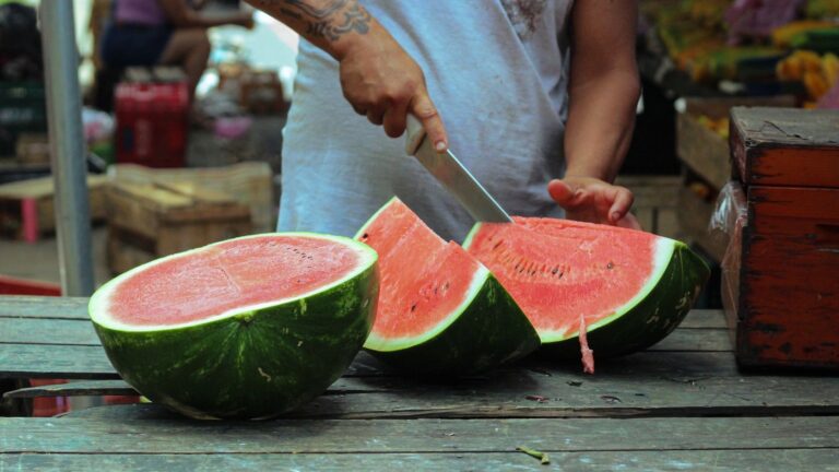 Bancada com alimentos frescos da feira brasileira, frutas e legumes coloridos.