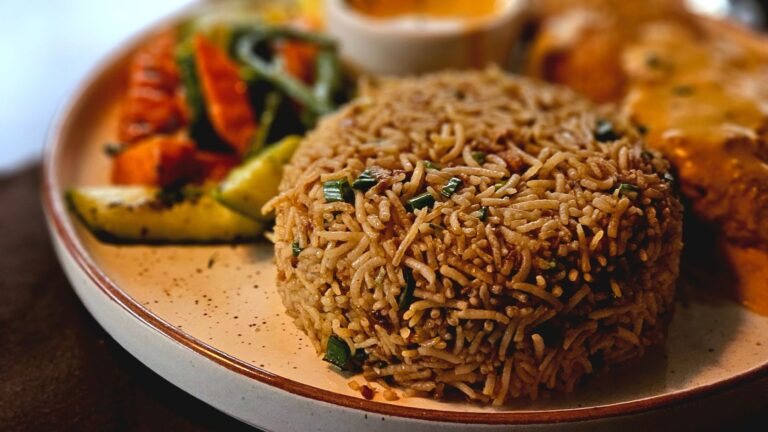 Prato saudável com vegetais coloridos, arroz e grãos nutritivos.